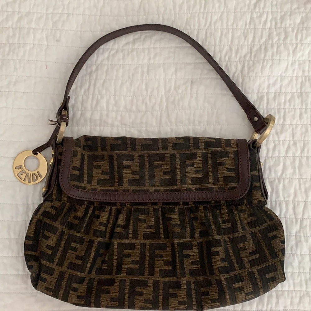 Gorgeous Fendi Zucca print shoulder bag!